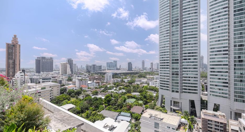 For rent 3 bedrooms apartment in Khlong Toei, Bangkok