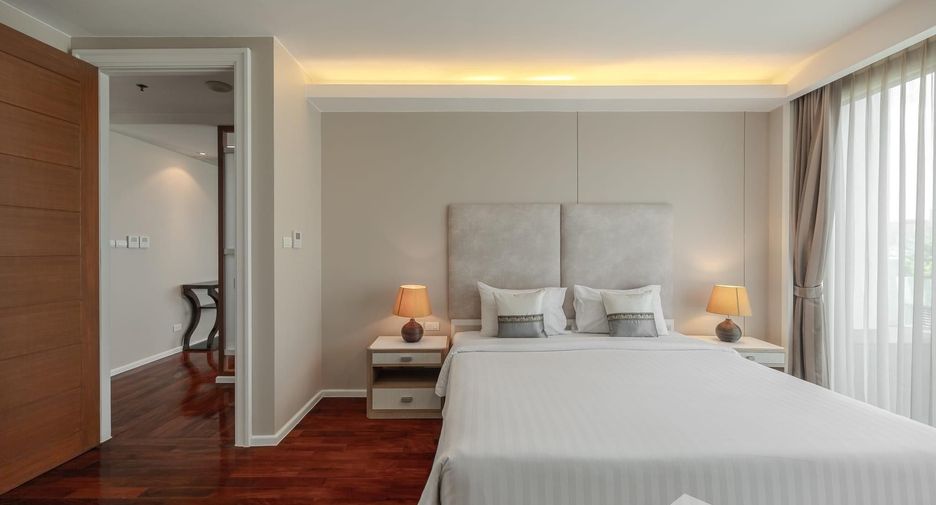 For rent 3 bedrooms apartment in Khlong Toei, Bangkok