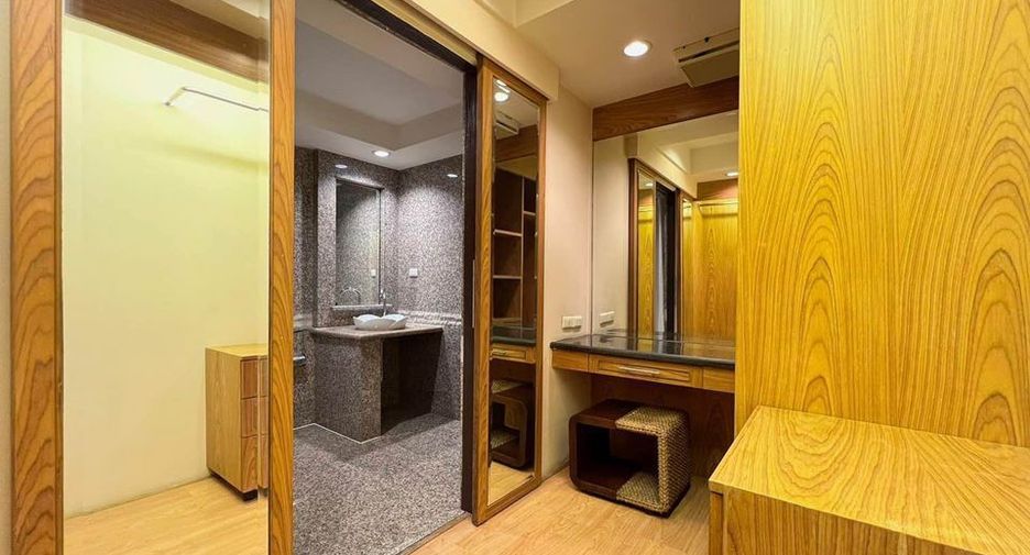 For rent 3 bedrooms apartment in Watthana, Bangkok