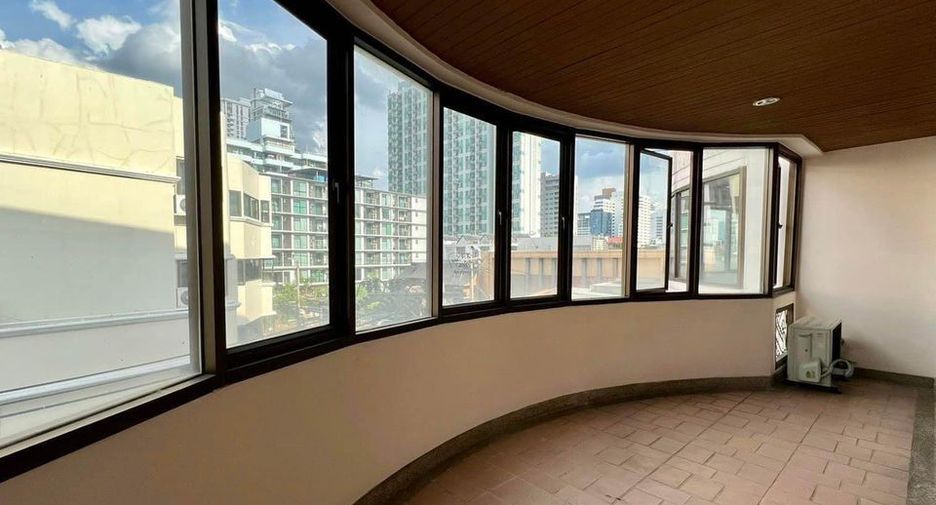 For rent 3 bedrooms apartment in Watthana, Bangkok