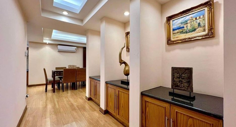 For rent 3 bedrooms apartment in Watthana, Bangkok