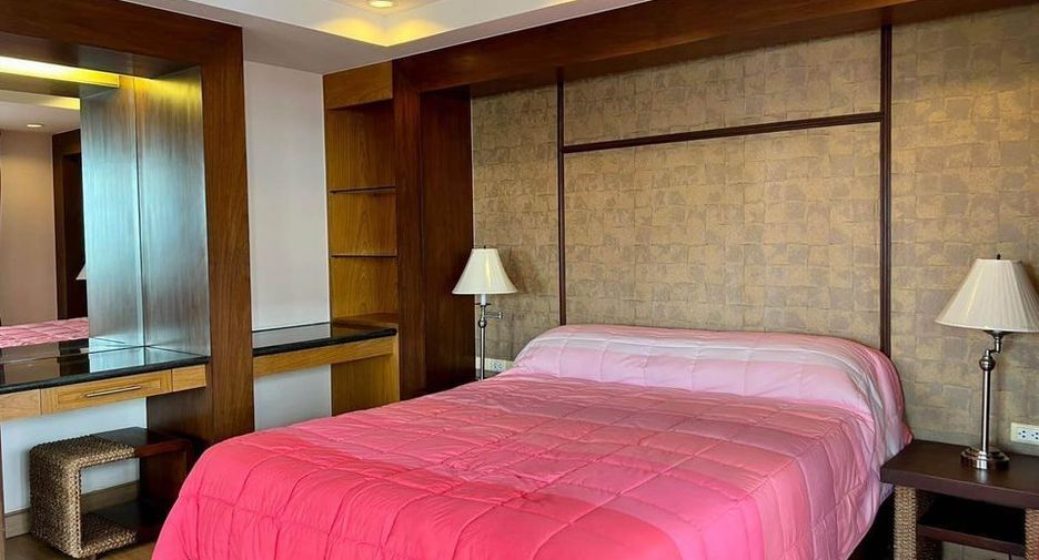 For rent 3 bedrooms apartment in Watthana, Bangkok