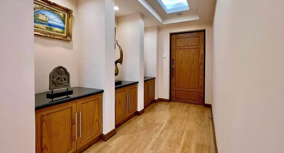 For rent 3 bedrooms apartment in Watthana, Bangkok