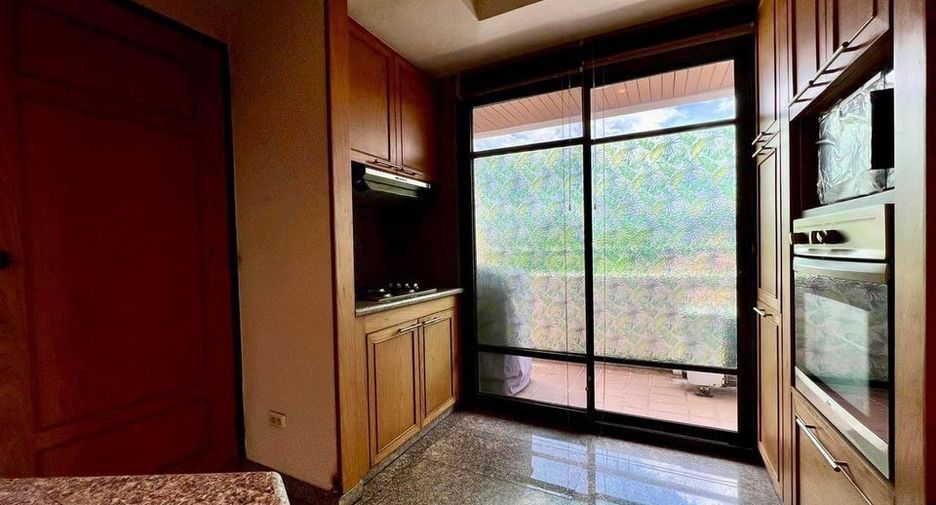 For rent 3 bedrooms apartment in Watthana, Bangkok