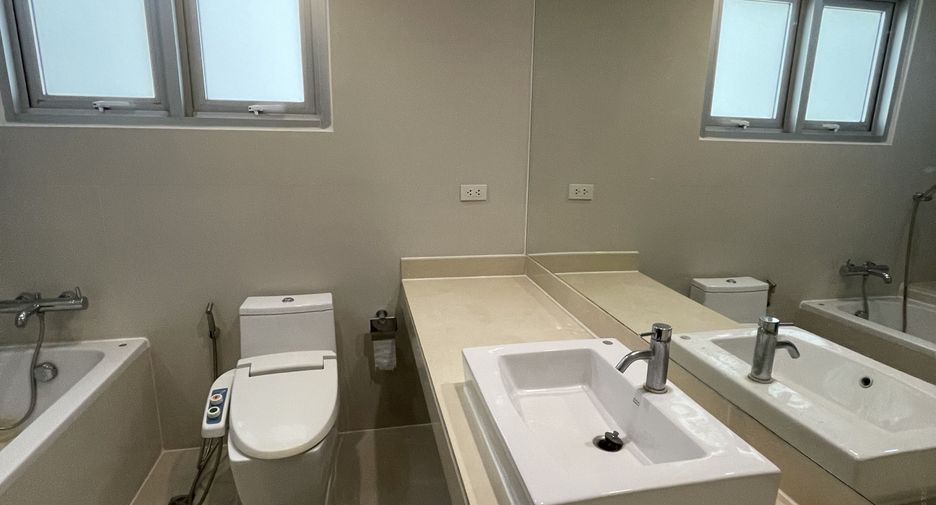 For rent 2 bedrooms condo in Pathum Wan, Bangkok