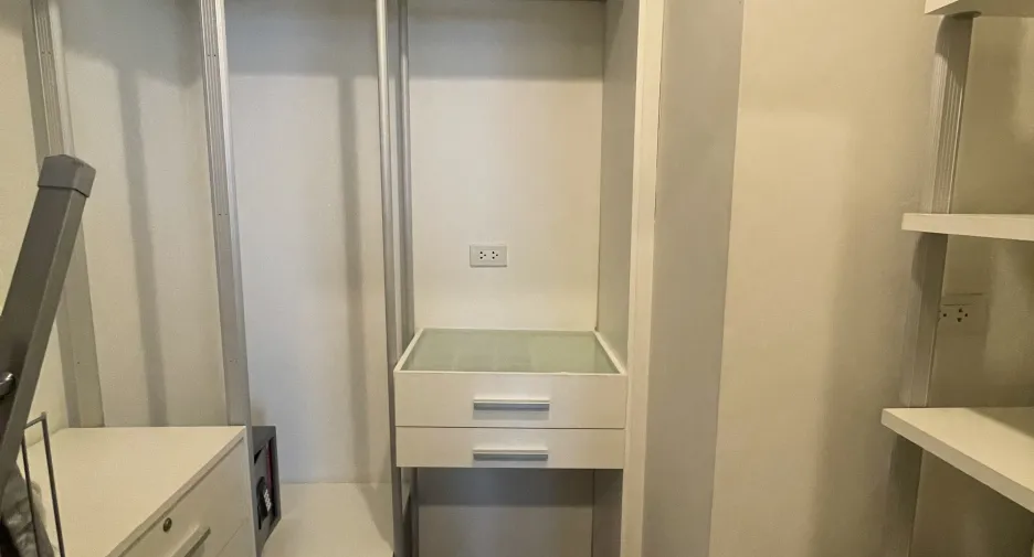 For rent 2 bedrooms condo in Pathum Wan, Bangkok