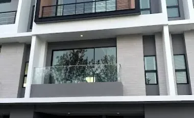 For rent 3 ベッドルーム townhouse in Saphan Sung, Bangkok