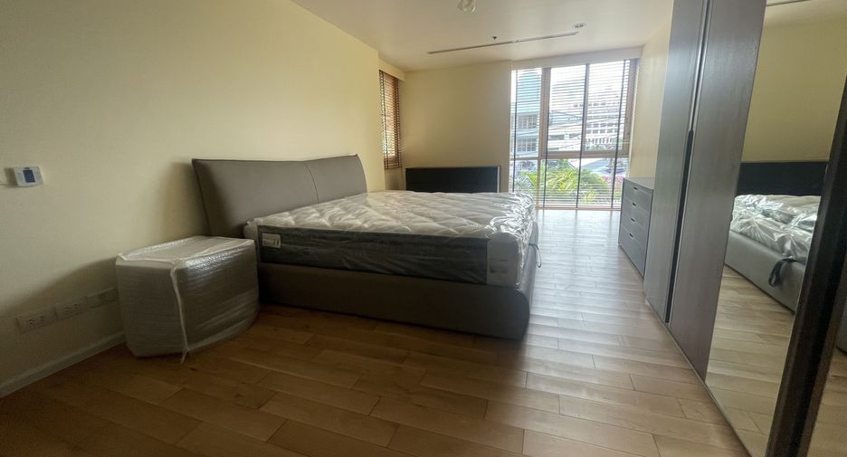 For rent 2 bedrooms condo in Sathon, Bangkok