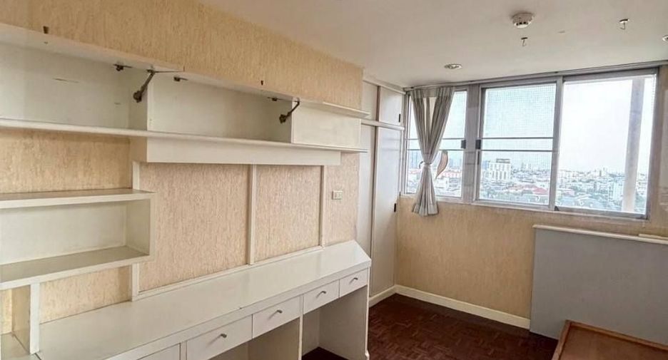 For rent 3 bedrooms condo in Watthana, Bangkok