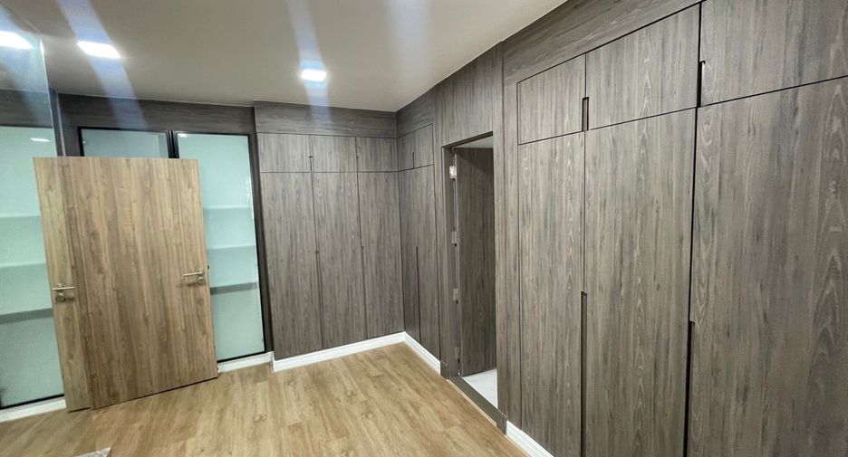 For rent 4 bedrooms apartment in Khlong Toei, Bangkok