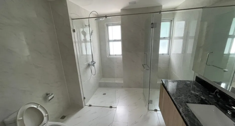 For rent 4 bedrooms apartment in Khlong Toei, Bangkok
