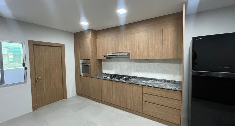 For rent 4 bedrooms apartment in Khlong Toei, Bangkok