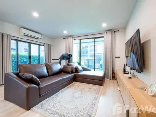 À louer 4 chambres maison à Bang Kapi, Bangkok