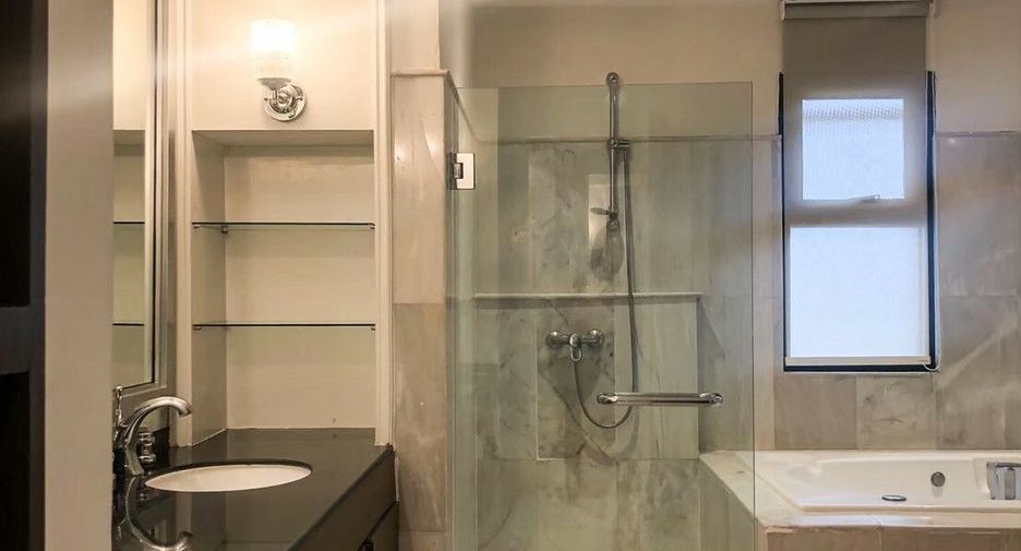 For rent 3 bedrooms condo in Khlong Toei, Bangkok