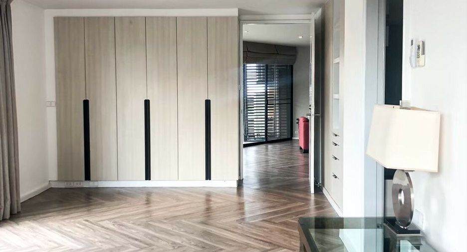 For rent 3 bedrooms condo in Khlong Toei, Bangkok