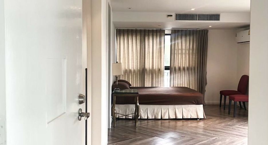 For rent 3 bedrooms condo in Khlong Toei, Bangkok