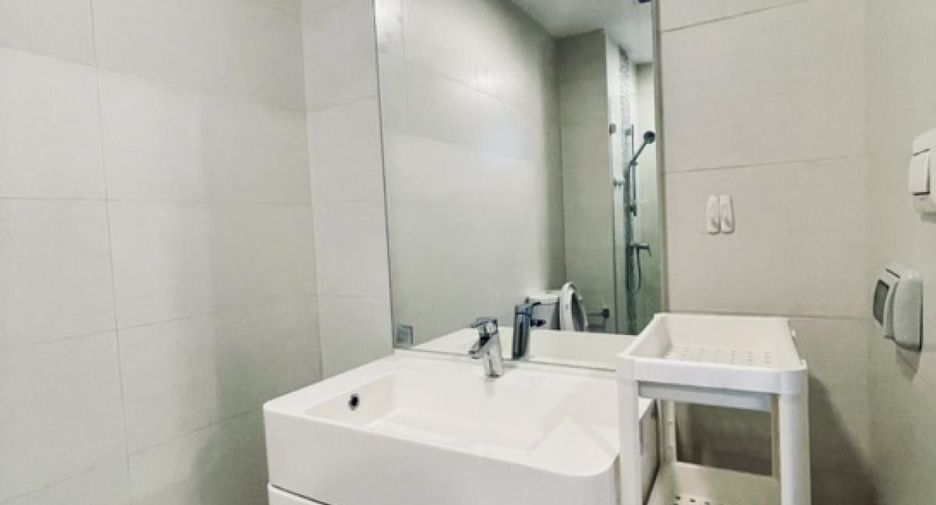 For rent 2 bedrooms condo in Huai Khwang, Bangkok