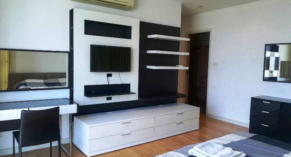 For rent 3 bedrooms condo in Khlong Toei, Bangkok