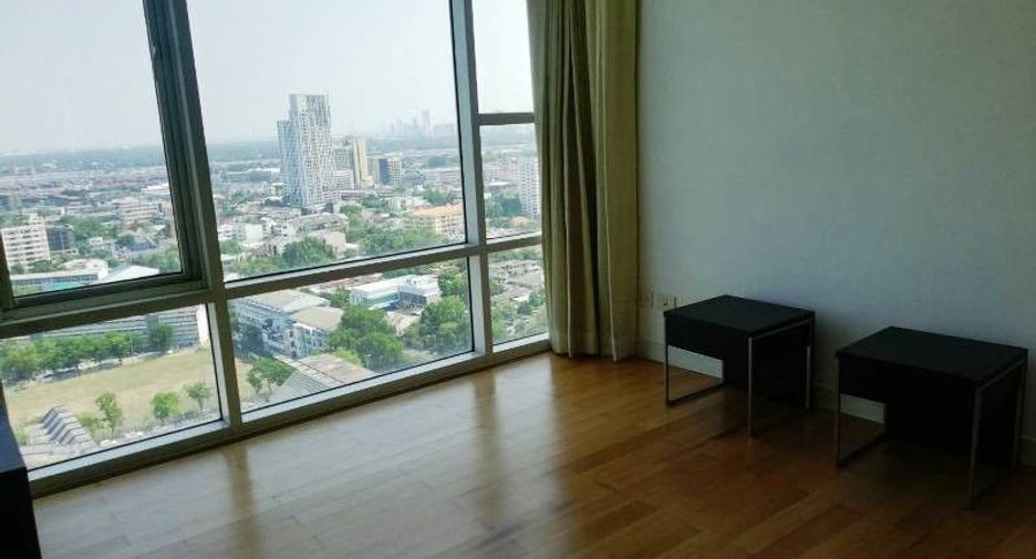 For rent 3 bedrooms condo in Khlong Toei, Bangkok