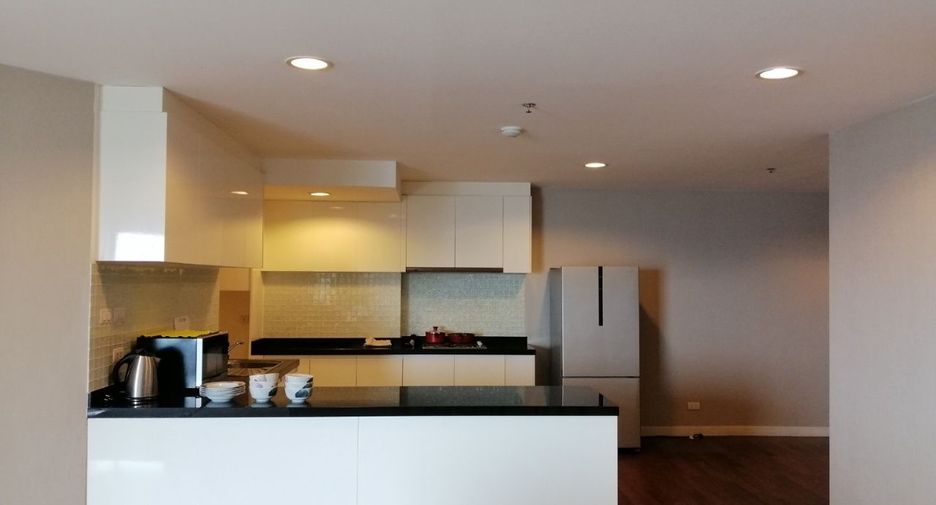 For rent 2 bedrooms condo in Huai Khwang, Bangkok