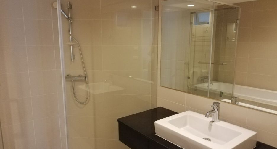For rent 2 bedrooms condo in Huai Khwang, Bangkok