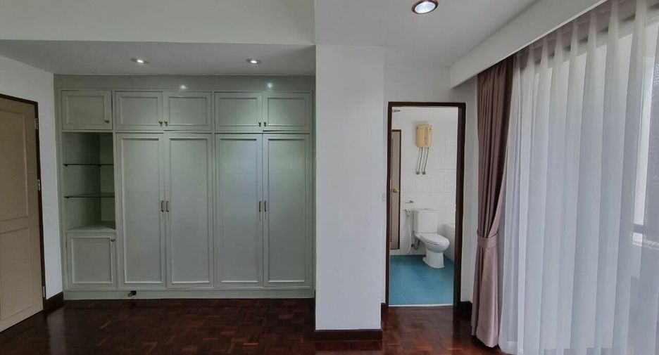 For rent 3 bedrooms apartment in Watthana, Bangkok