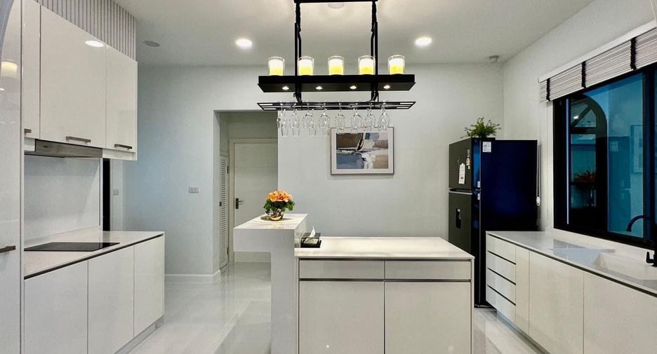 Haus zur Miete mit 5 Zimmer in Lat Krabang, Bangkok