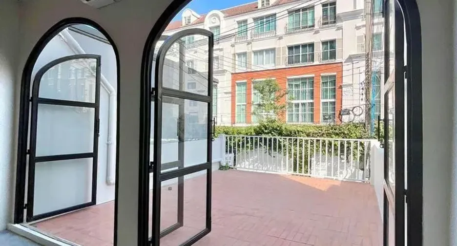 For rent 2 bedrooms townhouse in Watthana, Bangkok