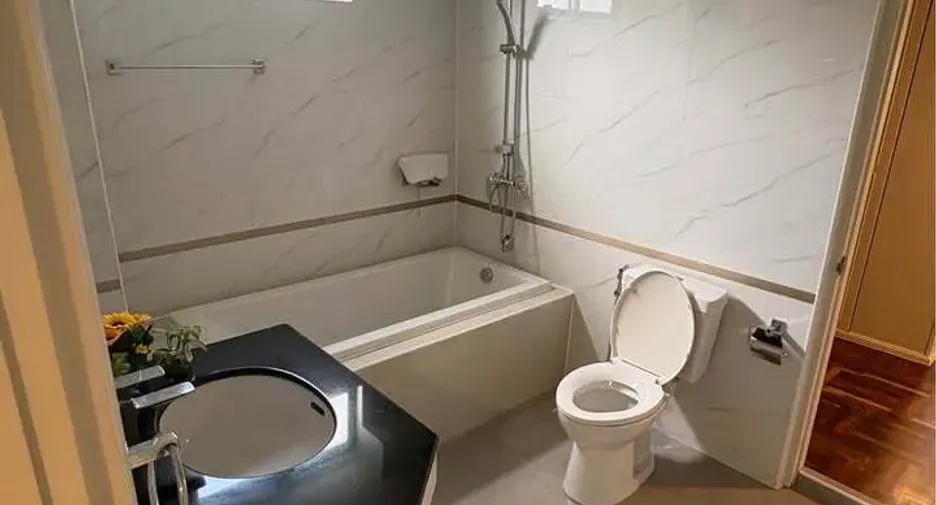 For rent 3 bedrooms condo in Khlong Toei, Bangkok