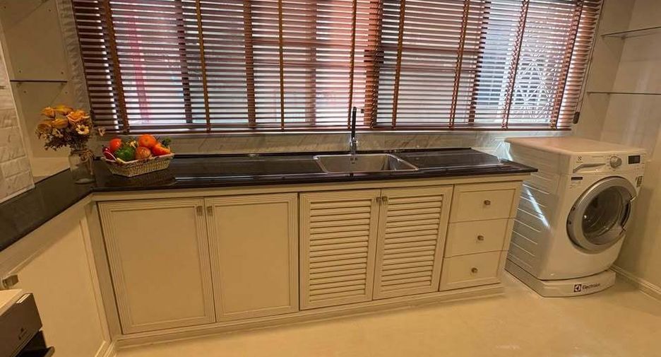 For rent 3 bedrooms condo in Khlong Toei, Bangkok