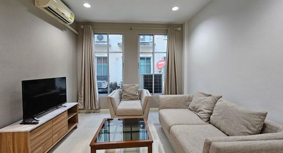 Reihenhaus zur Miete mit 4 Zimmer in Yan Nawa, Bangkok