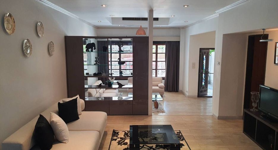 Casa adosada en alquiler de 3 habitaciones en Watthana, Bangkok