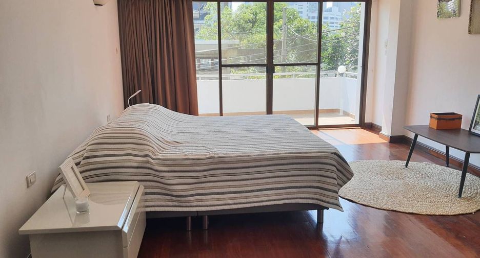 Casa adosada en alquiler de 3 habitaciones en Watthana, Bangkok
