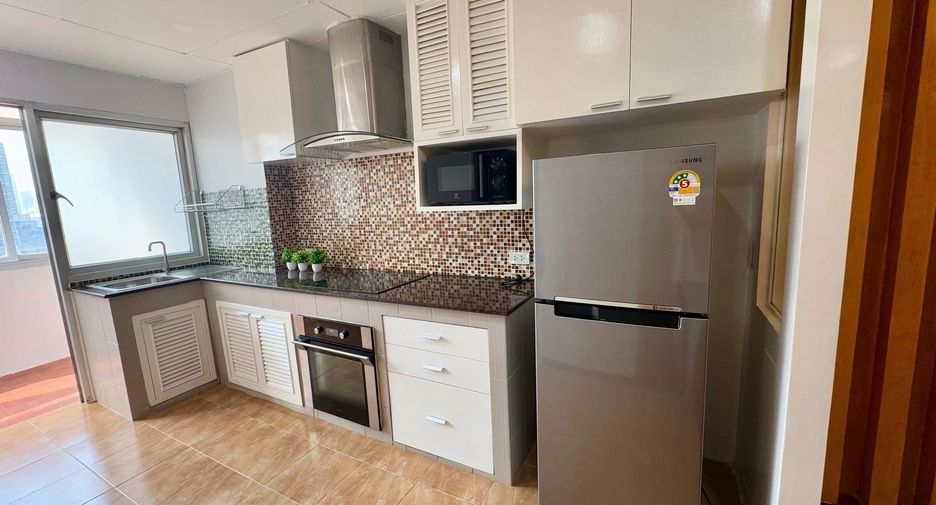For rent 3 bedrooms condo in Huai Khwang, Bangkok
