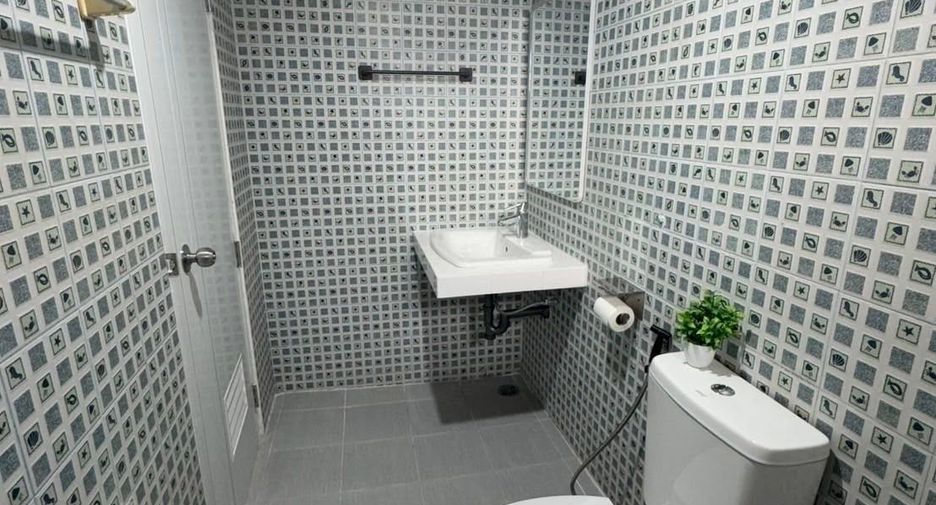 For rent 3 bedrooms condo in Huai Khwang, Bangkok