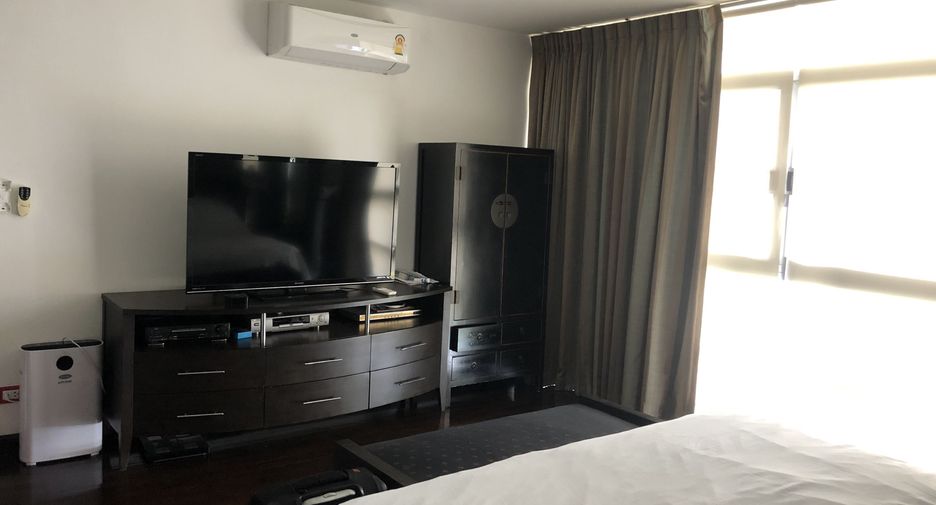 For rent 3 bedrooms condo in Watthana, Bangkok
