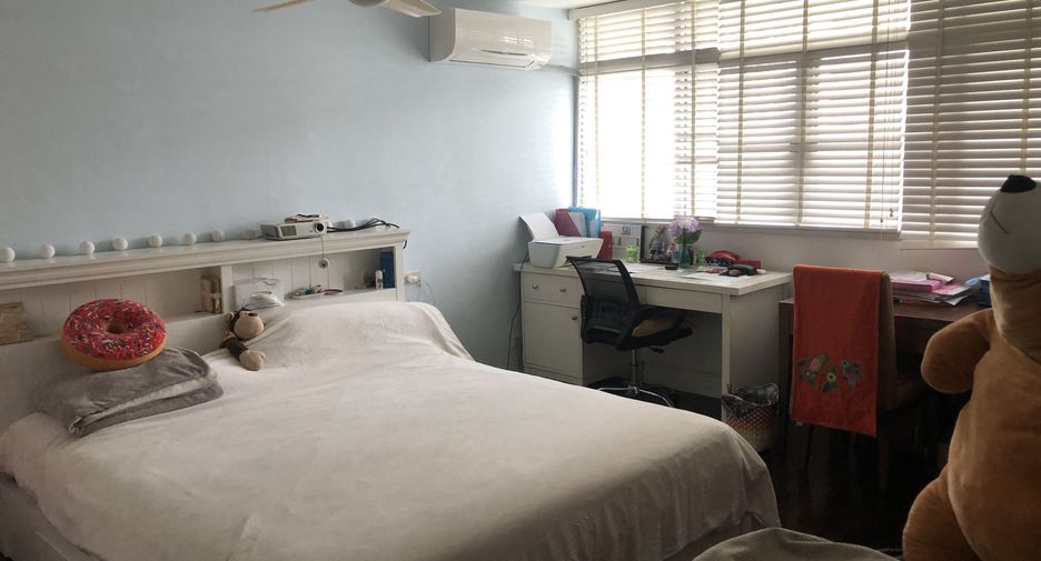 For rent 3 bedrooms condo in Watthana, Bangkok