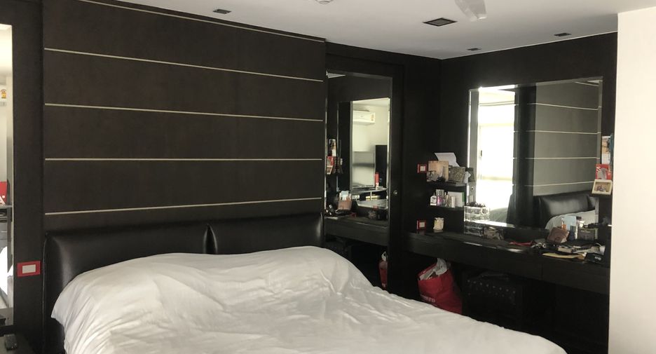 For rent 3 bedrooms condo in Watthana, Bangkok