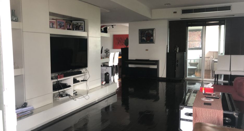 For rent 3 bedrooms condo in Watthana, Bangkok