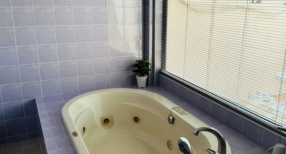 For rent 3 bedrooms townhouse in Watthana, Bangkok