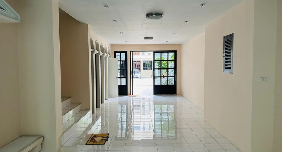 For rent 3 bedrooms townhouse in Watthana, Bangkok