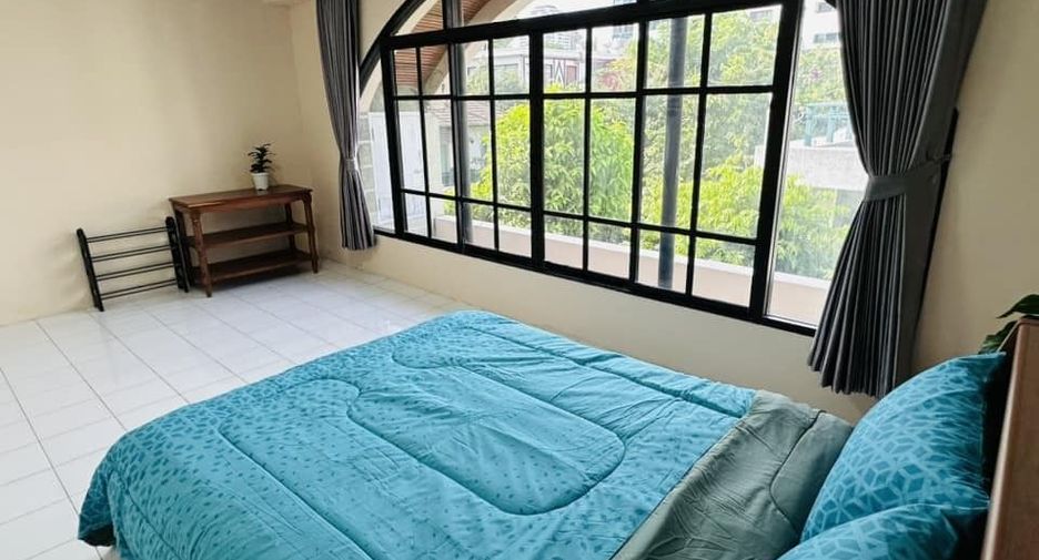 For rent 3 bedrooms townhouse in Watthana, Bangkok