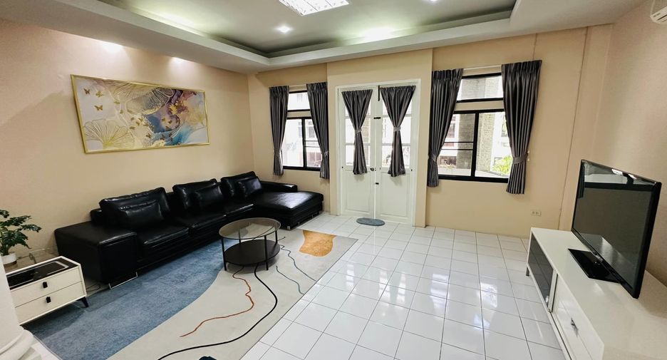 For rent 3 bedrooms townhouse in Watthana, Bangkok