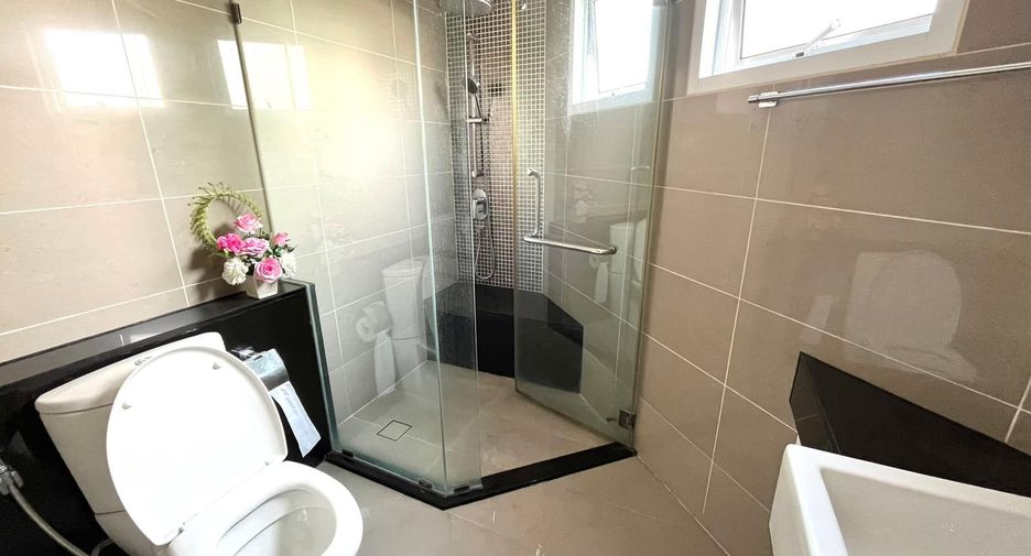 Wohnung zur Miete mit 2 Zimmer in Huai Khwang, Bangkok