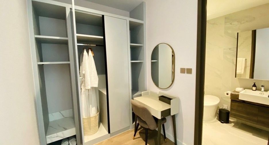For rent 3 bedrooms condo in Sathon, Bangkok