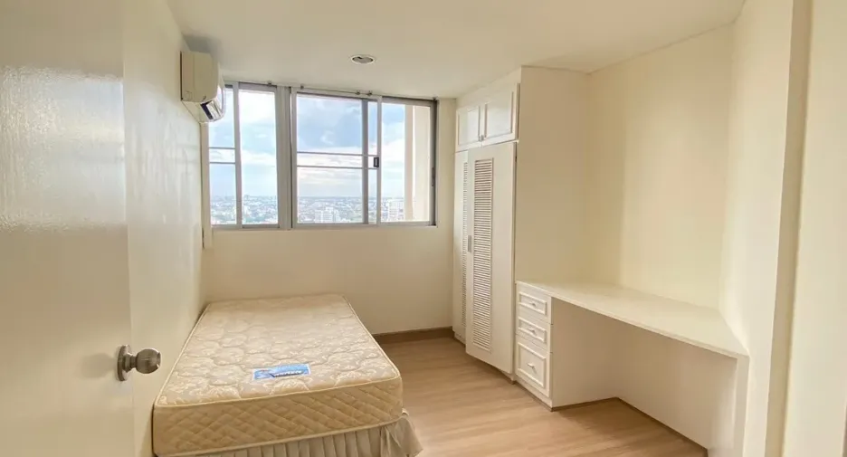 For rent 3 bedrooms condo in Watthana, Bangkok
