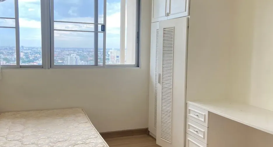 For rent 3 bedrooms condo in Watthana, Bangkok