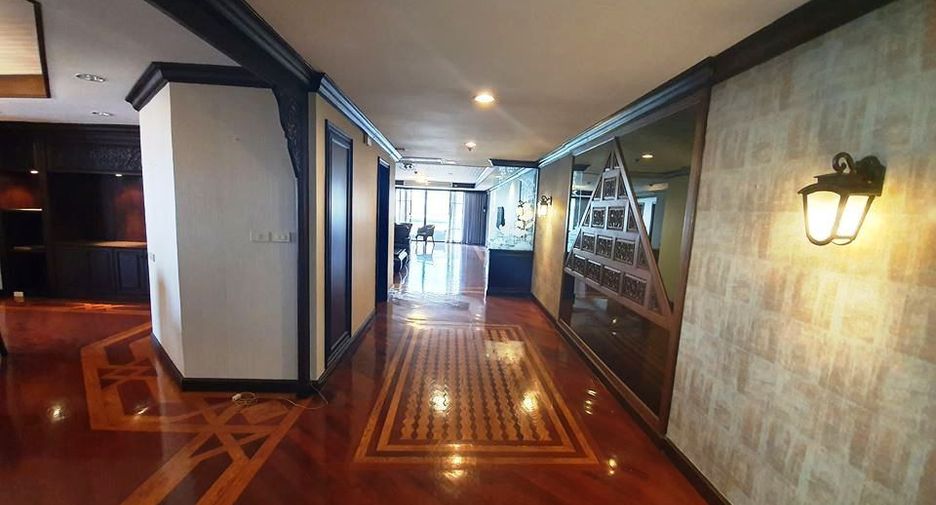 For rent 3 bedrooms condo in Khlong Toei, Bangkok