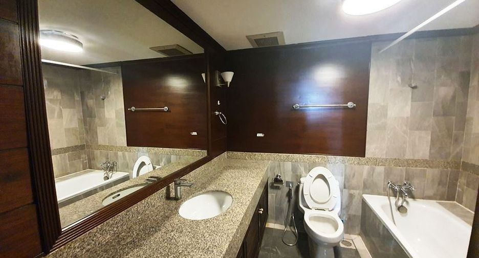 For rent 3 bedrooms condo in Khlong Toei, Bangkok