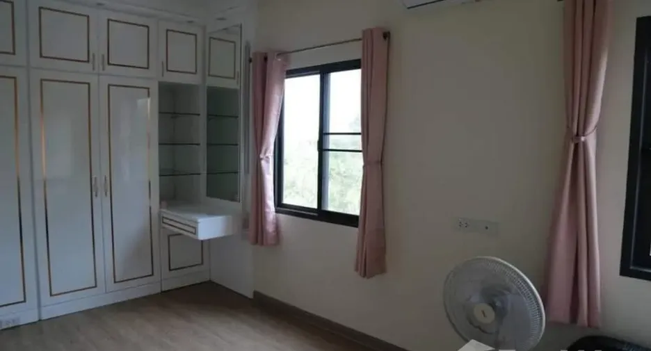 For rent 4 bedrooms townhouse in Prawet, Bangkok